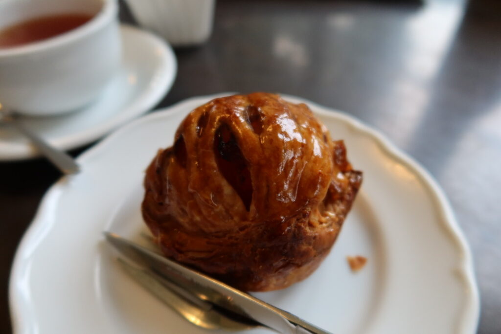 大正浪漫喫茶室のアップルパイと紅茶